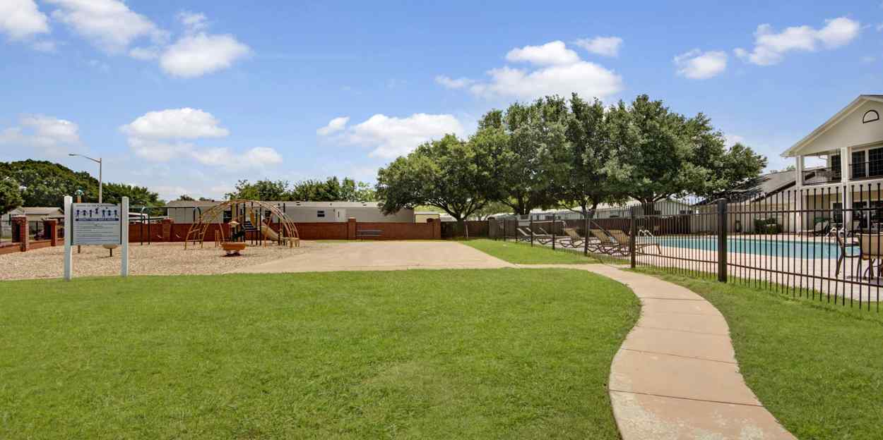 Ashli Oaks